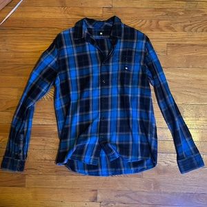 Blue, black and gray flannel. Really nice colors. Men’s Small.
